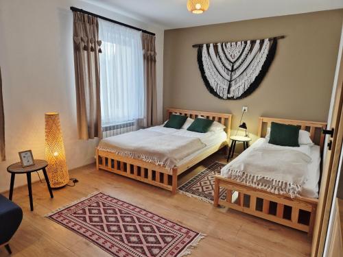 una camera da letto con due letti e una grande finestra di Daglezja a Przyborów