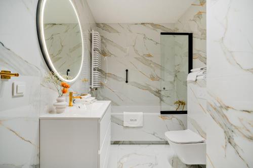 Ένα μπάνιο στο Zegrze Lake Apartament MORO z miejscem postojowym