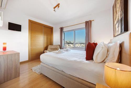 ein Schlafzimmer mit einem großen Bett mit einem großen Fenster in der Unterkunft Casa Cemaya in Santo Amaro