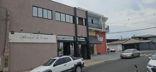 una macchina bianca parcheggiata di fronte a un edificio di Apartamento 2 quartos c/ ar-condicionado e garagem a Indaiatuba