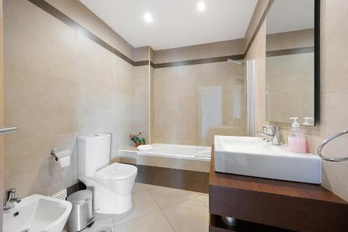 ein Badezimmer mit Toilette, Waschbecken und Badewanne in der Unterkunft Casa Cemaya in Santo Amaro