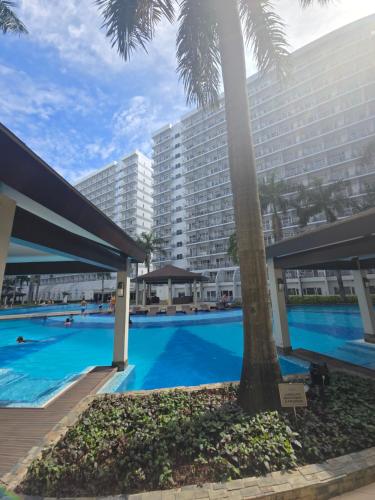 Hồ bơi trong/gần SHELL RESIDENCES-TOWER B UNIT 1122 by ISLANDFRONT HOSPITALITY