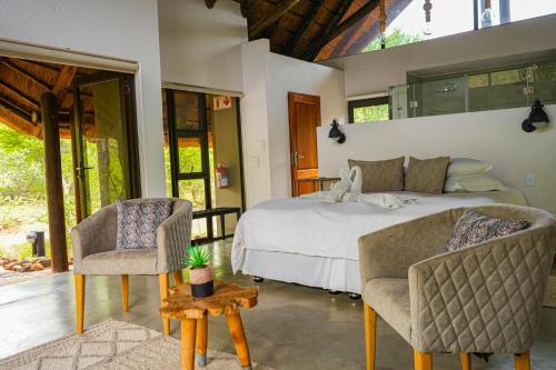Ένα ή περισσότερα κρεβάτια σε δωμάτιο στο Thaba Lodge Black Rhino Pilanesberg