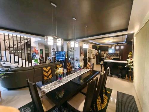 Stella Dream Escape في مانيلا: غرفة طعام مع طاولة طويلة وكراسي