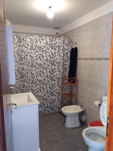 a bathroom with a sink and a toilet and a shower at Dpto céntrico cómodo in Miramar
