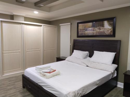 a bedroom with a large bed with white sheets at Luxurious Penthouse La Grande Résidence with Home Theater & Netflix in Angeles