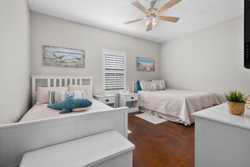 Ένα ή περισσότερα κρεβάτια σε δωμάτιο στο Sunny Townhome with Pool Access about 1 Mi to Beach