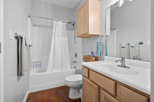 Ένα μπάνιο στο Sunny Townhome with Pool Access about 1 Mi to Beach