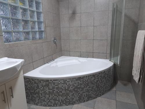 Ένα μπάνιο στο Family-Friendly House in George