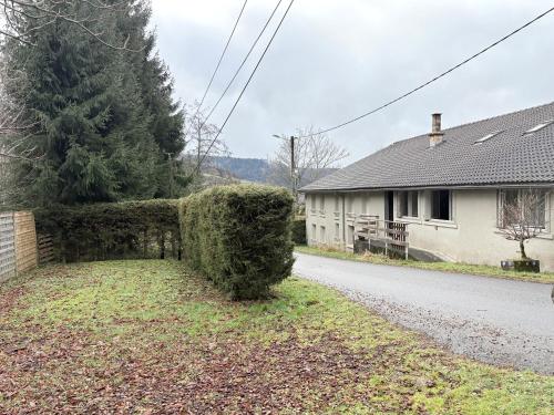 Maison Usclade Murat-le-Quaire في Murat-le-Quaire: منزل تحوط أمام شارع