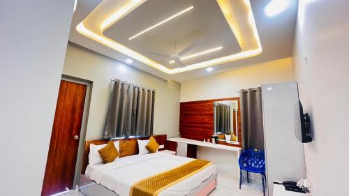 Ένα ή περισσότερα κρεβάτια σε δωμάτιο στο Radiant Sky Hotel