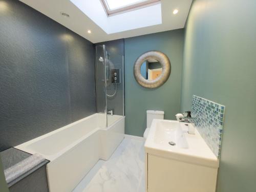 un bagno con lavandino e doccia di Woodland House a Tomatin