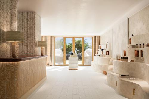 ein Wohnzimmer mit Sofa und Tisch in der Unterkunft Mandarin Oriental Punta Negra, Mallorca in Palmanova