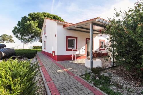 a small white house with a red trim at Casa das Pipas Palmela #4 in Pinhal Novo