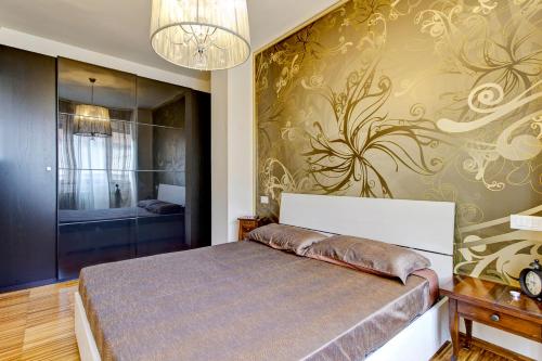 una camera con letto e murale di Appartamento Crima Luxury a Misano Adriatico