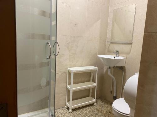 een badkamer met een douche, een toilet en een wastafel bij Valença RoofTop by Beeflats BnB in Valença