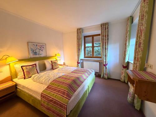 テガーンゼーにあるFackler Apartmentsのベッドと窓のある寝室