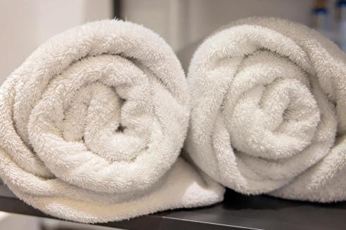 een stapel witte handdoeken zittend op een tafel bij Studio Beach House à Sangatte bord de plage in Sangatte