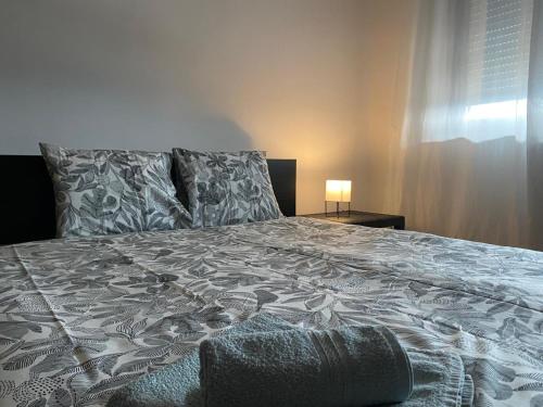 een groot bed in een slaapkamer met een raam bij Valença RoofTop by Beeflats BnB in Valença