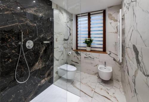 łazienka z prysznicem, toaletą i umywalką w obiekcie Agriturismo w mieście Villafranca dʼAsti