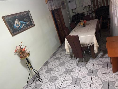 una sala da pranzo con tavolo e un dipinto sul muro di la Sat a Marga