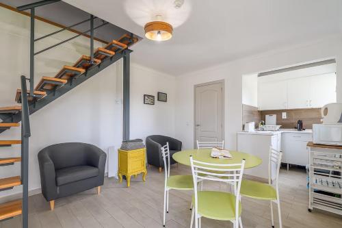 a kitchen and a dining room with a table and chairs at Casa das Pipas Palmela #3 in Pinhal Novo