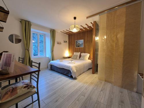 RiolsにあるLe Clos D'audioのベッドと木の床のある寝室