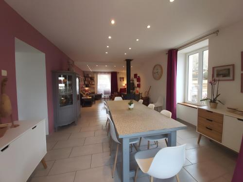 RiolsにあるLe Clos D'audioのテーブルと椅子のあるキッチンとダイニングルーム
