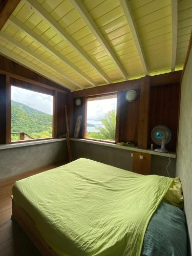 Llit o llits en una habitació de Villa with ocean views