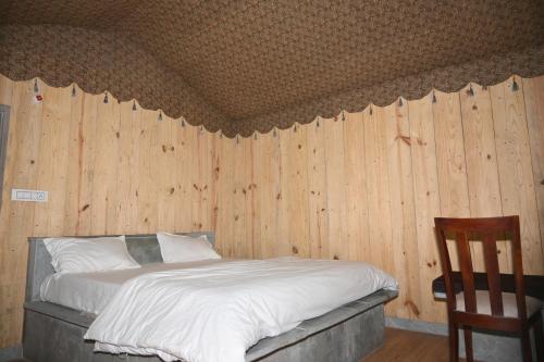 Un pat sau paturi într-o cameră la Ramchandra Resort