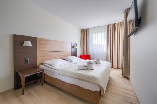 a hotel room with a large bed and a window at ApartamentyPrzyMorzu Diva 553 in Kołobrzeg