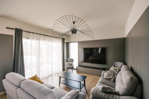 een woonkamer met twee banken en een tafel bij Villa Moka - private pool in Saumane-de-Vaucluse