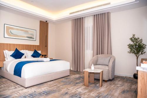 a hotel room with a bed and a chair at فندق ارجان بارك جدة in Jeddah