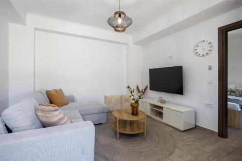 Μια τηλεόραση ή/και κέντρο ψυχαγωγίας στο Destinys Village I