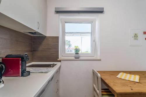 a kitchen with a window and a counter top at Casa das Pipas Palmela #2 in Pinhal Novo