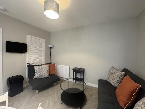 Una sala de estar con dos sofás y una mesa. en The Quirky Townhouse, Hawick, en Hawick