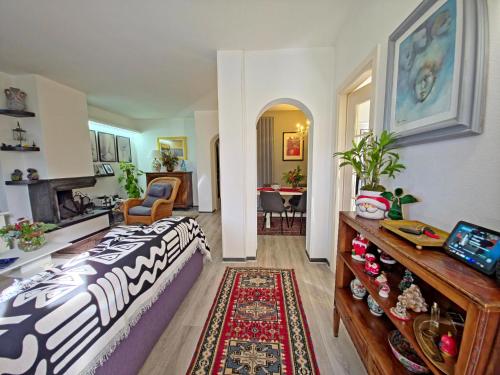 ein Schlafzimmer mit Bett und ein Wohnzimmer in der Unterkunft I Cipressi in Cinquale