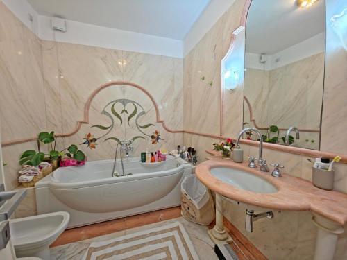 ein Badezimmer mit Badewanne und Waschbecken in der Unterkunft I Cipressi in Cinquale