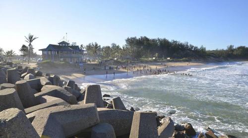 Lolly's Piece of Home في خليج ريتشاردز: مجموعة من الناس على شاطئ قريب من الماء