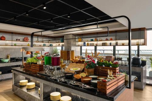 ein Buffet mit ausgestellten Speisen in einem Restaurant in der Unterkunft Ramada Encore by Wyndham Gurugram Dwarka Expressway in Gurgaon