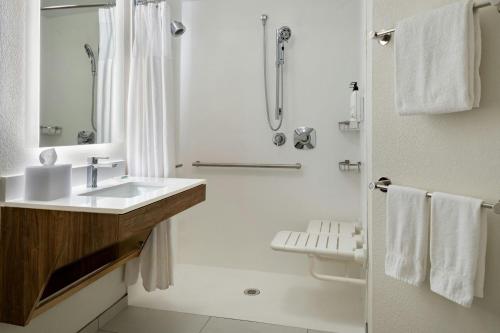 Koupelna v ubytování Springhill Suites by Marriott State College