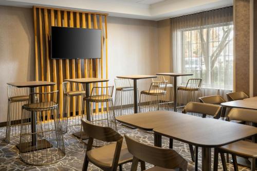 TV a/nebo společenská místnost v ubytování Springhill Suites by Marriott State College