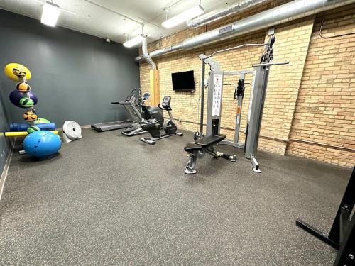 Fitness centrum a/nebo fitness zařízení v ubytování Loft on Lake Ave