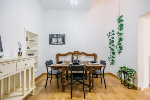 een eetkamer met een houten tafel en stoelen bij BHR - La Finestra su Spoleto in Spoleto