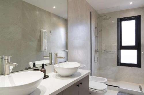 Ένα μπάνιο στο Hermosa casa a estrenar en barrio privado El Quijote