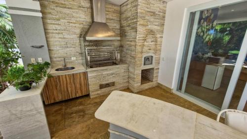 una cocina con fregadero y encimera en Mansão Pé na Areia no Condomínio Cocanha, en Água Boa