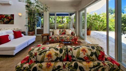 una sala de estar con una cama y un sofá en Mansão Pé na Areia no Condomínio Cocanha, en Água Boa