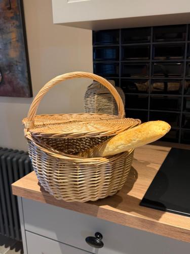 een rieten mand op een aanrecht bij La Lanterne B&B in Heer