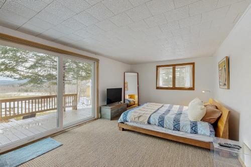 a bedroom with a bed and a large window at The Prospect House in Bethlehem