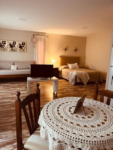 une chambre avec deux lits et une table avec un ordinateur portable dans l'établissement Corazón de Ayrampos APART, à Villa Dolores